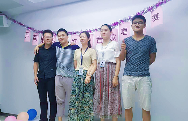 東南木業(yè)首屆好聲音唱歌比賽現(xiàn)場(chǎng)，你怎么看？