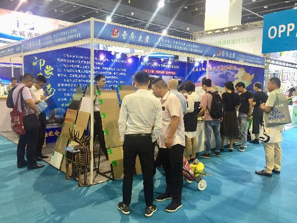 東南木業(yè)2018年義烏第17屆中國(guó)框業(yè)與裝飾畫博覽會(huì)現(xiàn)場(chǎng)報(bào)道